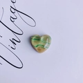Dettaglio di accessorio a cuore vintage in resina con strisce verdi stile pittura - Texture a Righe Verde Giallo (2#)