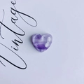 Vista macro di pietra di fluorite viola lucidata a forma di cuore con venature naturali - Texture Orizzontale Viola (4#)
