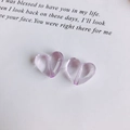 Dettaglio macro di due perline a cuore in resina viola con fori verticali per gioielli DIY - L Viola