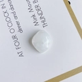 Vista macro de cuenta cuadrada jaspeada con vetas grises para accesorios DIY - Patrón de Mármol Blanco (2#)
