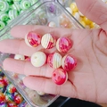 Perline acriliche effetto marmo rosa e crema con finitura aurora per braccialetti fai-da-te - Perlina Cangiante con Trama di Marmo Rosa e Bianco (A18#)
