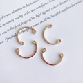 Detailansicht roségoldener C-förmiger Ohrring-Verbinder für DIY-Schmuckherstellung - KC Gold