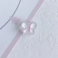 Vue détaillée d'un accessoire papillon en résine avec détails de couleur blanc et rose - Blanc