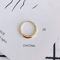 Detailansicht eines goldenen 24mm hohlen geometrischen Anhängers mit polierter Oberfläche - Geweitet Rund (2#)
