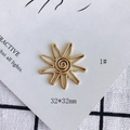 Macro-opname van 32x32mm gouden zonnehanger met spiraalstructuur voor DIY-sieraden - Zonvorm (1#)