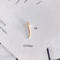 Detailansicht eines goldenen Horn-Anhängers 23x6mm für DIY-Schmuckherstellung - Gebogenes Horn Gold (6)