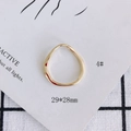 Nahaufnahme von goldenem, unregelmäßigem Wellenanhänger mit 29x28mm Maßen und Glanzpolitur - Welle Irregulär (4#)