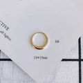 Dettaglio di un anello geometrico dorato 18x18mm misura 6 per accessori gioielli DIY - Anello Piccolo (6#)