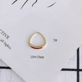Dettaglio del ciondolo a triangolo cavo in oro lucido 18x18mm per la creazione di gioielli - Triangolo Piccolo (7#)