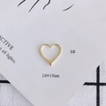Vista dettagliata di un ciondolo a cuore dorato 18x18mm per creazione gioielli DIY - Cuore (8#)