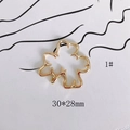 Détail d'un pendentif en fleur dorée de 30x28mm pour la fabrication de bijoux DIY - Forme de Fleur Irrégulière (1#)