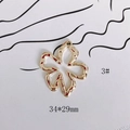 Vue macro de pendentif fleur doré ajouré avec texture de lave pour la création de bijoux - Fleur Creuse Texture Lave (3#)