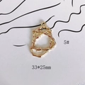 Primer plano del colgante de flor hueca irregular dorado con medidas de 33x25mm - Geométrico Irregular Lava (5#)