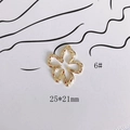 Detalle de un colgante de flor dorada de 25x21mm con textura martillada para joyería DIY - Flor Hueca con Textura Martillada (6#)