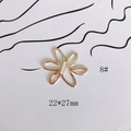 Primer plano de colgante flor dorada 22x27mm con cuatro perlas blancas en fondo blanco - Flor Hueca de Perla Artificial (8#)