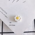 Vue détaillée d'une perle marguerite en céramique de 16mm pour création de bijoux - Forme de Marguerite (8#)