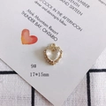 Vista macro de un colgante de corazón chapado en oro de 17x15mm con incrustación de cristal - Estilo Gema Transparente Corazón (9#)