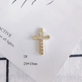 Détail macro d'un pendentif croix dorée 29x18mm orné de cinq zircons cubiques ronds - Croix avec Strass (2#)