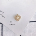 Détail macro du pendentif coeur 17x15mm avec fleur en perles et cadre en cristal brillant - Cœur avec Perles Artificielles (3#)