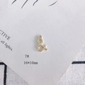 Gros plan détaillé d'un pendentif esperluette doré 16x10mm pour la création de bijoux - Esperluette Dorée (7#)