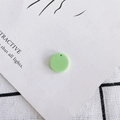 Detailopname van matte lichtgroene 15mm ronde acrylhars bedels voor DIY-sieraden - Lichtgroen