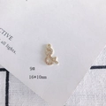 Détail macro d'un pendentif esperluette doré 16x10mm orné de strass roses et blancs - Esperluette avec Strass (9#)