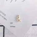 Détail d'un pendentif esperluette doré de 16x9mm avec perles blanches pour bijoux DIY - Esperluette avec Perles Artificielles (10#)