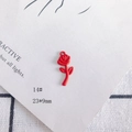 Vue détaillée du pendentif rose rouge 23x9mm en alliage avec perle et détails de feuille - Rose Rouge (14#)