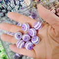 Perle in acrilico a strisce viola per braccialetti fai-da-te e creazione di gioielli - Perlina Rotonda Decorata a Strisce Viola e Bianco (A40#)