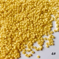 Detailopname van gele glazen rocailles van 2mm voor het maken van DIY sieraden - Verpakking van 50g (ca. 3300 stuks) / Geel (4#)