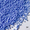 Vue détaillée de perles de rocaille bleues 2mm en verre pour création de bijoux DIY - Paquet de 50g (environ 3300 pièces) / Bleu Ciel (5#)