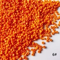 Vue macro de perles de rocaille orange 2mm pour la création de bijoux DIY - Paquet de 50g (environ 3300 pièces) / Orange Vif (6#)