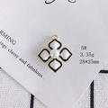 Λεπτομέρεια μενταγιόν λουλούδι 28x25mm με λευκό σμάλτο και κεντρικό ένθετο μαργαριτάρι - Λευκό λουλούδι με 4 πέταλα και μαργαριτάρι (5#)