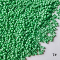 Vue macro détaillée de perles de rocaille en verre vert herbe 2mm pour bijoux DIY - Paquet de 50g (environ 3300 pièces) / Vert Herbe (7#)