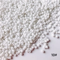 Vue macro de perles de rocaille 10# en verre blanc 2mm pour la création de bijoux - Paquet de 50g (environ 3300 pièces) / Blanc (10#)