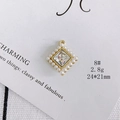 Detail view of a rhombus pearl pendant with square rhinestone inlay in 24x21mm size - Size 8