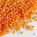 Detalle macro de cuentas de vidrio naranja mate de 4 mm para creación de bisutería - Estilo Naranja Esmerilado (3#) / Paquete de 450g (Aproximadamente 5400 Piezas) / Naranja