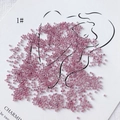 Gros plan de perles de verre violettes de 2mm sur une carte de présentation artistique - Pack de 450g (environ 57600 pièces) / Style 1