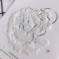 Gros plan de perles de rocaille en verre blanc crème de 2mm pour la création de bijoux - Pack de 450g (environ 57600 pièces) / 2#