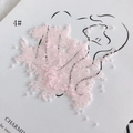 Détail macro de perles de rocaille roses de 2mm sur une carte de présentation blanche - Pack de 450g (environ 57600 pièces) / 4#