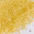 Vista macro de cuentas de vidrio esmerilado amarillo de 2 mm para creación de joyas DIY - Estilo 2# / Paquete de 450g / Amarillo Perlado