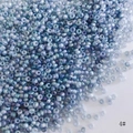 Vista macro de cuentas de vidrio AB de 2 mm en azul claro y violeta para joyería artesanal - Estilo 4# / Paquete de 450g / Azul Claro Púrpura Iridiscente