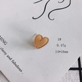 Vista ravvicinata degli orecchini a cuore in acrilico ambra con glitter e perno argento - Caramello (1#)
