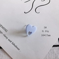 Dettaglio di un orecchino a cuore in acrilico azzurro 16x17mm da 0,44g su cartoncino bianco - Azzurro Traforato (5#)