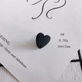 Dettaglio di un ciondolo a cuore nero opaco di 16x17mm e peso 0,50g per orecchini fai da te - Nero Opaco (6#)