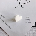 Dettaglio del ciondolo a cuore in acrilico bianco con foro per ago in argento 925 - Bianco Lucido (12#)