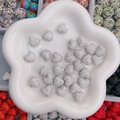 Perles en forme de cœur avec strass blancs dans un plateau floral pour bijoux DIY - Cœur / 15x14x10mm / Blanc Uni