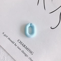 Détail macro d'un connecteur ovale bleu clair givré pour bijoux et accessoires DIY - Rose bonbon