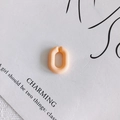 Gros plan d'un anneau ouvert ovale en résine orange mat pour bijoux DIY - Orange Crème