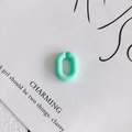 Vue macro d'un anneau de connexion ovale vert menthe mat en résine pour bijoux DIY - Vert menthe